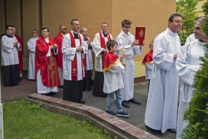 Ks. neoprezbiter Bartosz Rojna prowadzi mszę św. Cz. I.