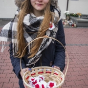 11 listopad 2015 - Święto Niepodległości. Paulina, jedna z wolontariuszek rozprowadzających rozetki.