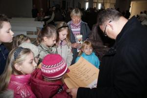 Życzenia imieninowe od dzieci dla ks. proboszcza