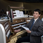 Organista Maciej Michałowski.