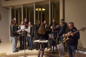 Wielkopiątkowa adoracja w Grobie Pańskim prowadzona przez młodzież