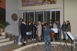 Adoracja Wielkopiątkowa prowadzona przez parafialną młodzieżową grupę muzyczną.grupę 