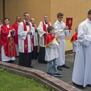 Ks. neoprezbiter Bartosz Rojna odprawia mszę świętą.