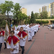 Ks. neoprezbiter Bartosz Rojna odprawia mszę świętą.