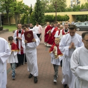 Ks. neoprezbiter Bartosz Rojna odprawia mszę świętą.