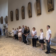 Ks. neoprezbiter Bartosz Rojna odprawia mszę świętą.