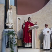 Ks. neoprezbiter Bartosz Rojna odprawia mszę świętą.