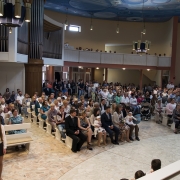 Ks. neoprezbiter Bartosz Rojna odprawia mszę świętą.
