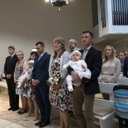 Ks. neoprezbiter Bartosz Rojna odprawia mszę świętą.