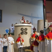 Ks. neoprezbiter Bartosz Rojna odprawia mszę świętą.