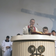 Ks. neoprezbiter Bartosz Rojna odprawia mszę świętą.