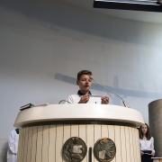 Ks. neoprezbiter Bartosz Rojna odprawia mszę świętą.