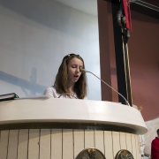 Ks. neoprezbiter Bartosz Rojna odprawia mszę świętą.