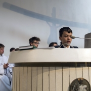 Ks. neoprezbiter Bartosz Rojna odprawia mszę świętą.