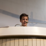 Ks. neoprezbiter Bartosz Rojna odprawia mszę świętą.