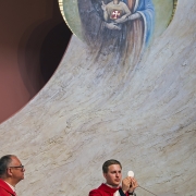 Ks. neoprezbiter Bartosz Rojna odprawia mszę świętą.