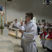 Ks. neoprezbiter Bartosz Rojna odprawia mszę świętą.