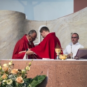 Ks. neoprezbiter Bartosz Rojna odprawia mszę świętą.