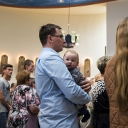 Ks. neoprezbiter Bartosz Rojna odprawia mszę świętą.