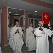 Procesja wprowadzająca Ks. Jacka Mackowiaka do naszej świątyni.