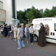 Kolejka po obrazek ze Świętym Józefem.
