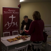 Uroczyste otwarcie Jubileuszowej Bramy Miłosierdzia. Stoisko z płytami zespołu Apostolat Jezusa i Maryi.