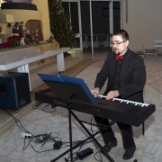 Pan Łukasz Maciejewski przy organach.