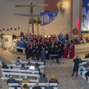 Połączone Chóry wykonują wspólnie kolędę na zakończenie koncertu.