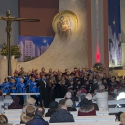 Połączone Chóry wykonują wspólnie kolędę na zakończenie koncertu.