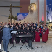 Połączone Chóry wykonują wspólnie kolędę na zakończenie koncertu.