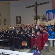 Połączone Chóry wykonują wspólnie kolędę na zakończenie koncertu.