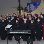 Połączone Chóry wykonują wspólnie kolędę na zakończenie koncertu.
