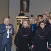 Połączone Chóry wykonują wspólnie kolędę na zakończenie koncertu.