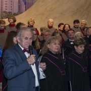 Połączone Chóry wykonują wspólnie kolędę na zakończenie koncertu.