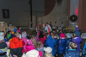 Święty Mikołaj na roratach z dziećmi. 6 grudnia 2016 roku.