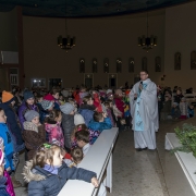 Święty Mikołaj na roratach z dziećmi.