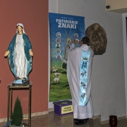 Święty Mikołaj na roratach z dziećmi.