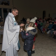 Święty Mikołaj na roratach z dziećmi.