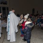 Święty Mikołaj na roratach z dziećmi.