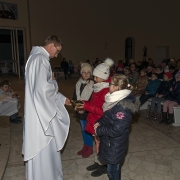Święty Mikołaj na roratach z dziećmi.