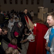 Święty Mikołaj na roratach z dziećmi.