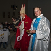 Święty Mikołaj na roratach z dziećmi.