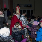 Święty Mikołaj na roratach z dziećmi.