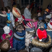 Święty Mikołaj na roratach z dziećmi.