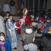 Święty Mikołaj na roratach z dziećmi.