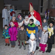 Święty Mikołaj na roratach z dziećmi.