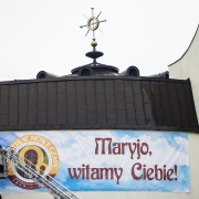 Prace związane z dekoracją frontu świątyni.
