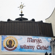 Prace związane z dekoracją frontu świątyni.
