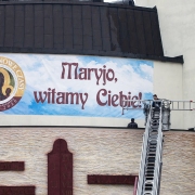 Prace związane z dekoracją frontu świątyni.