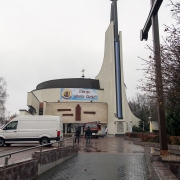 Prace związane z dekoracją frontu świątyni.